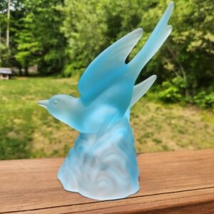 Vintage L.E. Smith Frosted Blue Glass Bird In Flight Sculpture
